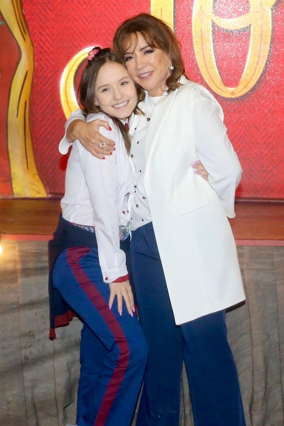 Iris Abravanel abraça Larissa Manoela no lançamento da próxima novela do SBT, "As Aventuras de Poliana" - Manuela Scarpa/Brazil News