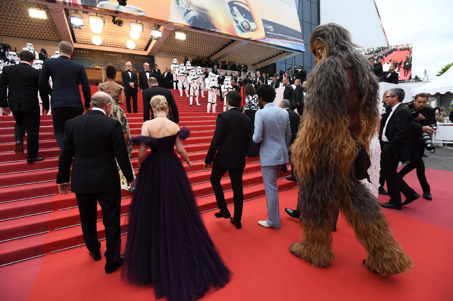 Os atros de "Han Solo: Uma história Star Wars" compareceram ao tapete vermelho do filme em Cannes, com direito a desfile de Stormtrooper e até do Chewbacca - AFP