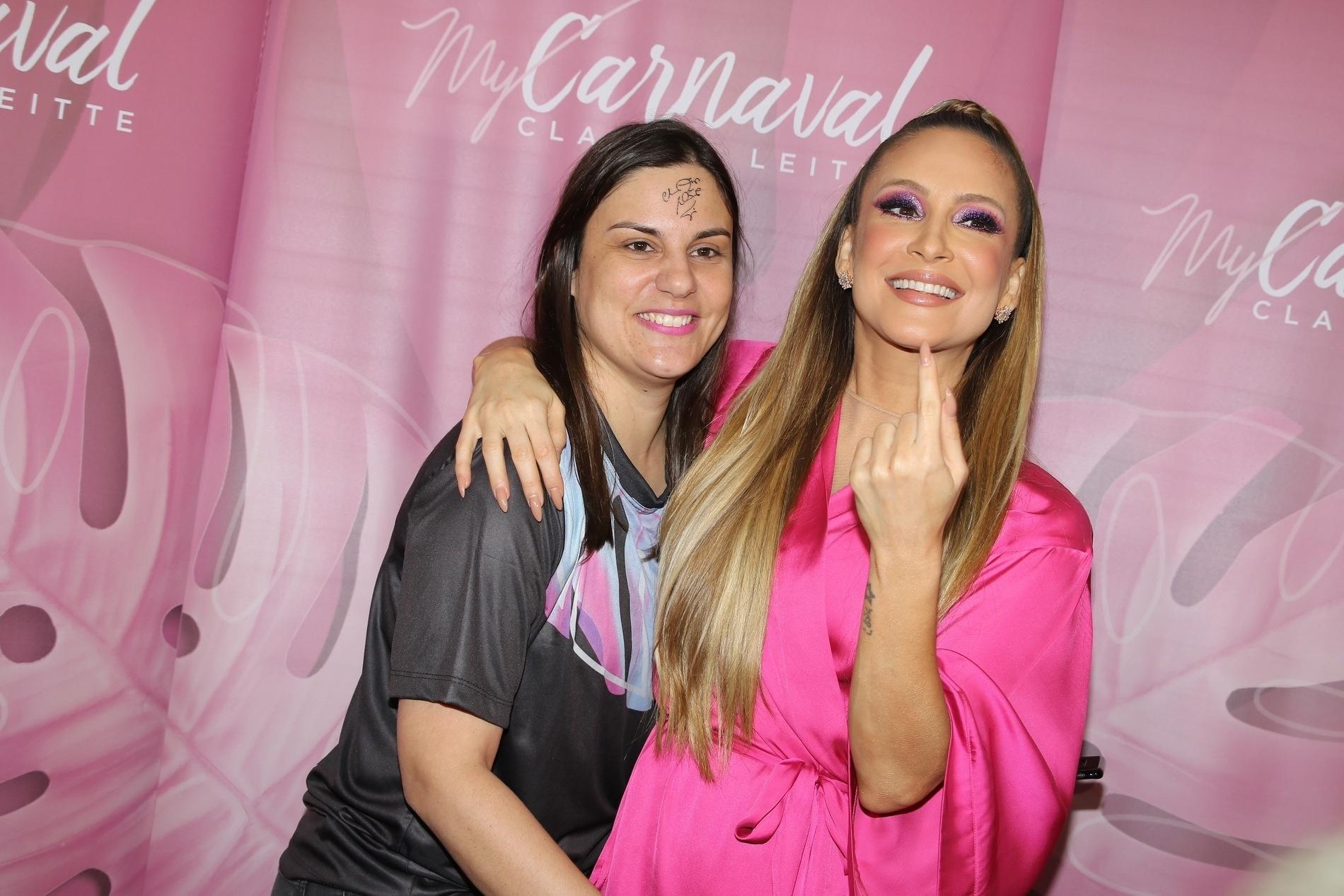 Cantora Claudia Leitte recebe fã com autógrafo na testa em seu camarim - Thiago Duran/AgNews