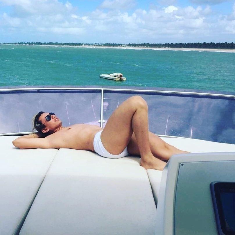 Cabeleireiro de Safadão deixa anonimato, vira youtuber e faz merchan - Reprodução/Instagram/odetews