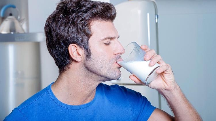 Homem tomando leite