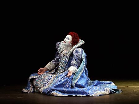 Lindsay Kemp se apresentou como a rainha Elizabeth 1ª no espetáculo "Elizabeth 1ª, o Último Baile", exibido na Espanha em março de 2005 - Victor Fraile/Reuters