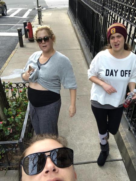 Amy Schumer exibe barrigão ao lado de amigas - Amy Schumer/Reprodução Instagram