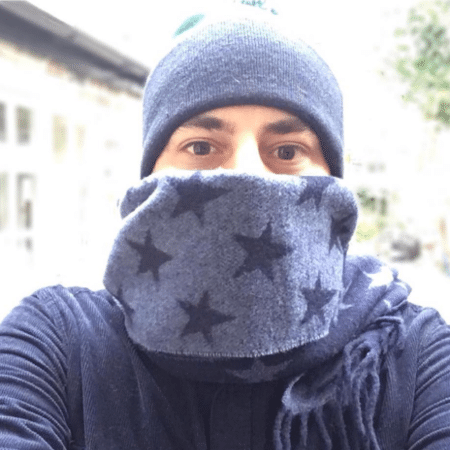 Evaristo Costa esconde o rosto após tirar a barba - Reprodução/Instagram
