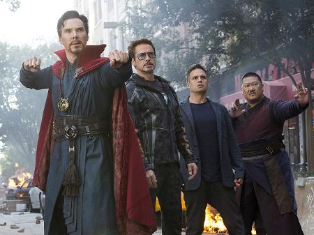 Benedict Cumberbatch, Robert Downey Jr., Mark Ruffalo e Benedict Wong em cena de "Vingadores: Guerra Infinita" - Divulgação