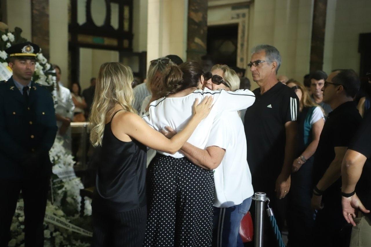 Familiares e amigos se despedem de Wagner Montes, que morreu aos 64 anos em decorrência de complicações de uma forte infecção urinária - Daniel Pinheiro/AgNews