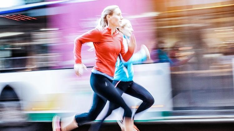 mulheres correndo, corrida, exercício, treino - iStock - iStock