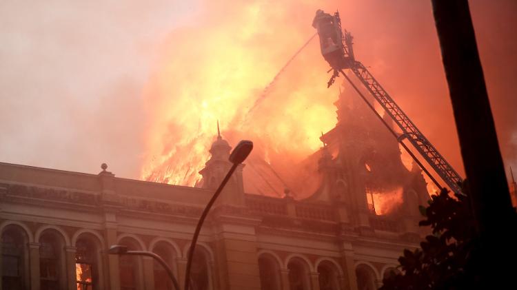 Incêndio no Museu da Língua Portuguesa em São Paulo, em 2015