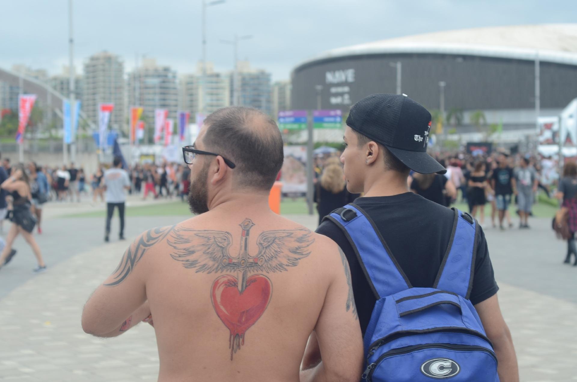 Rapaz circulou sem camisa pelo Rock in Rio, exibindo sua tatuagem nas costas - Adriano Ishibashi/FramePhoto/Estadão Conteúdo