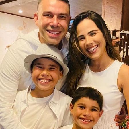 Wanessa Camargo ao lado da família - Reprodução/Instagram 