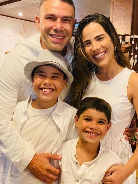 Wanessa Camargo ao lado da família - Reprodução/Instagram 