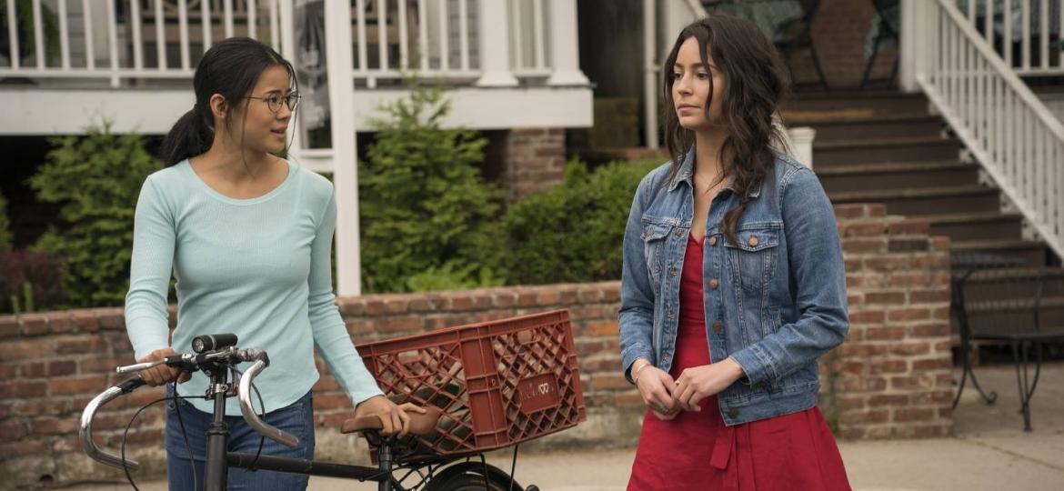 Ellie Chu (Leah Lewis) e Aster Flores (Alexxis Lemire) em cena de "Você Nem Imagina", da Netflix - KC Bailey/Netflix