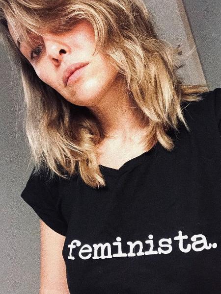 A atriz Fernanda Nobre compartilhou uma foto no Instagram usando uma camiseta com a palavra "feminista" estampada - Reprodução/Instagram