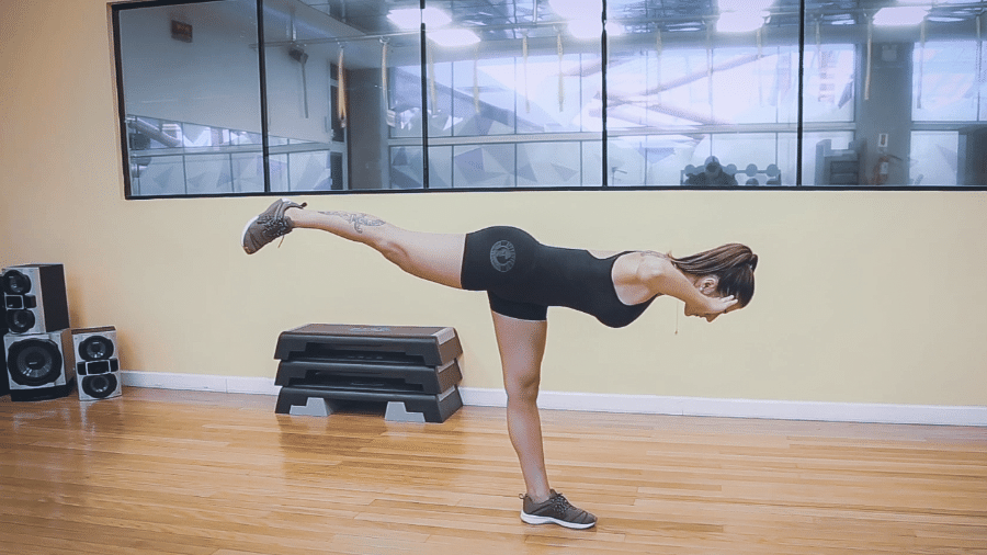 Academia Fitness.com - Dica 4 * Qual músculo trabalha o avanço? Além de  fortalecer os músculos da perna e do glúteos, o exercício também ativa a  musculatura do core, melhora a coordenação
