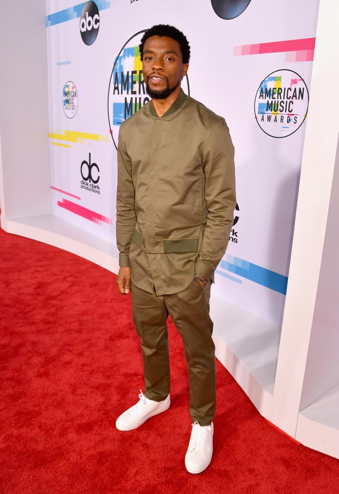 19.nov.2017 - Chadwick Boseman comparece ao American Music Awards no Microsoft Theater, em Los Angeles (Califórnia) - Jeff Kravitz/AMA2017/Getty Images