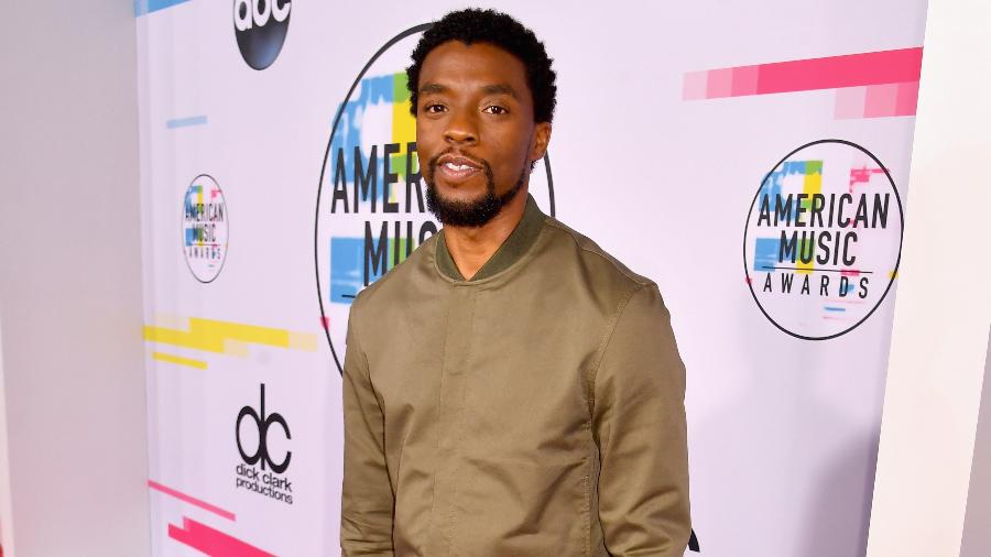 19.nov.2017 - Chadwick Boseman comparece ao American Music Awards no Microsoft Theater, em Los Angeles (Califórnia) - Jeff Kravitz/AMA2017/Getty Images