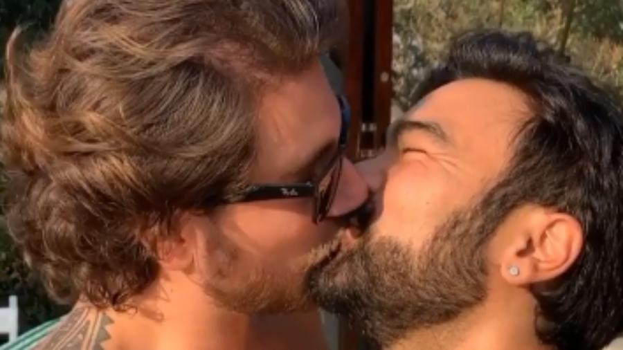Mauro Sousa beija o marido Rafael Piccin em vídeo publicado no Instagram - Reprodução/Instagram