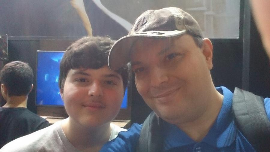 Leonardo Mighty, influenciador de Battlefield vítima de câncer em 2015, e seu pai, em foto de 2014 - Reprodução/Mighty.com