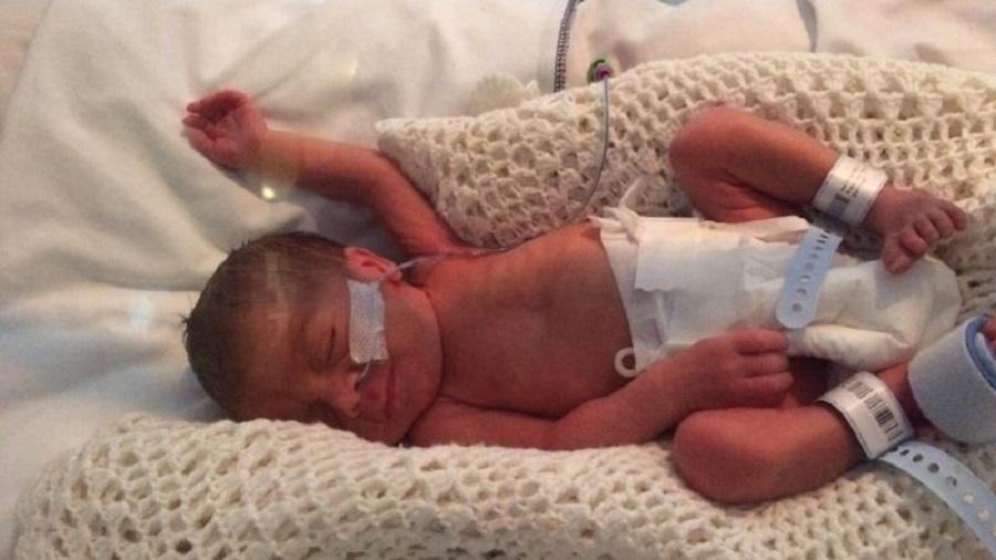 Ter um bebê prematuro é como uma "montanha-russa de emoções", diz a mãe de Seth - Arquivo pessoal/BBC News