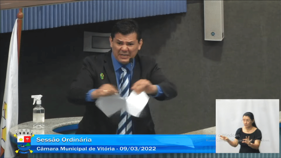 Gilvan da Federal (Patriotas) durante sessão em que manda a colega Camila Valadão "calar a boca" - Reprodução TV Câmara Municipal de Vitória