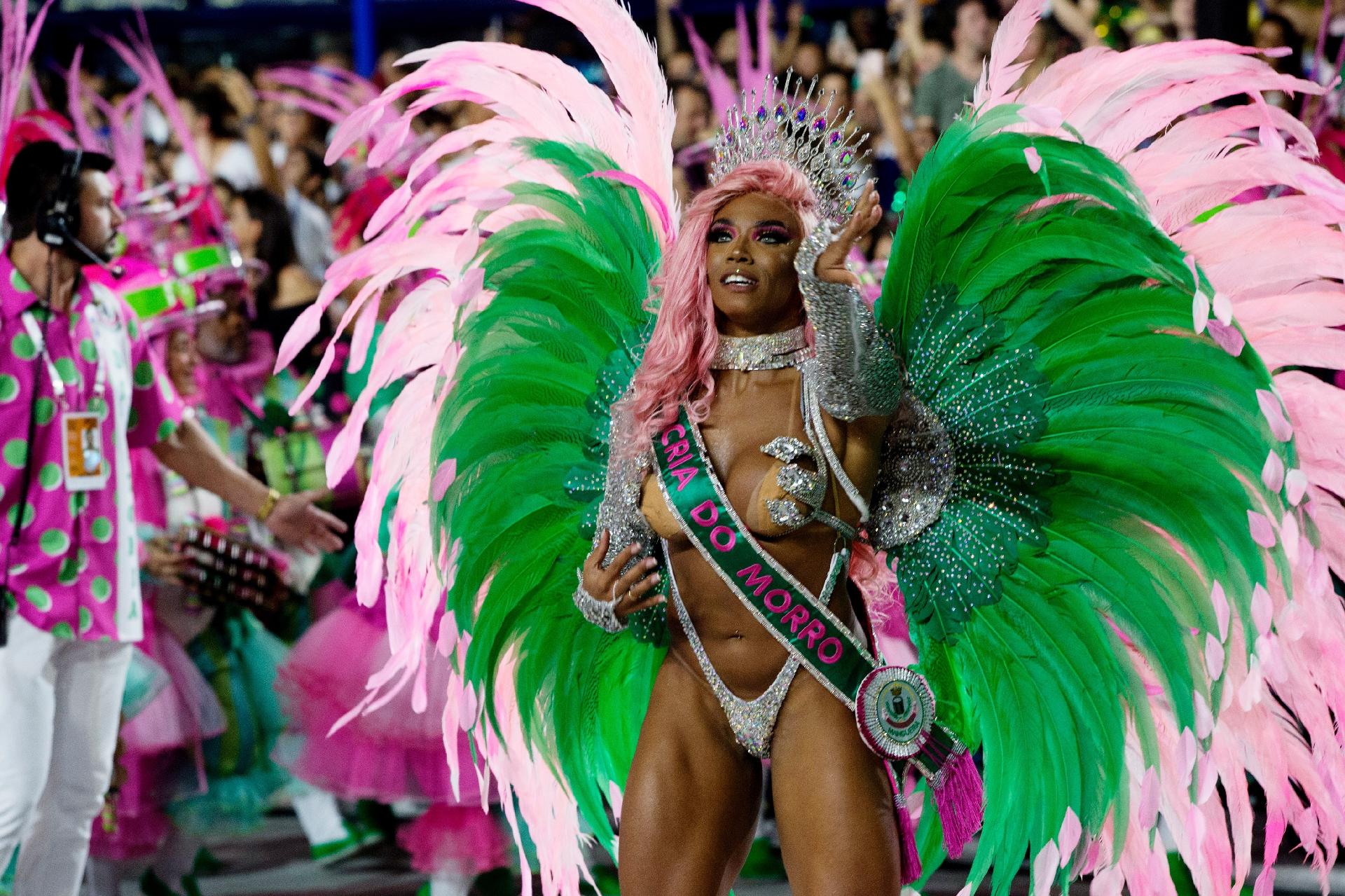 22.abr.2022 - Desfile da Mangueira na primeira noite do carnaval 2022 na Sapucaí - Júlio César Guimarães/UOL