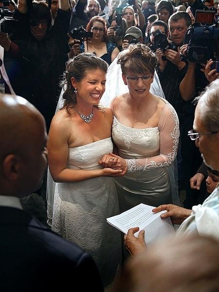 Casal de mulheres em casamento em Colorado, EUA - Marc Piscotty/Getty Images