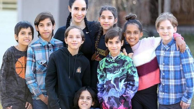 Nadya Suleman com seus oito filhos. A ex-atriz pornô também tem mais seis filhos 