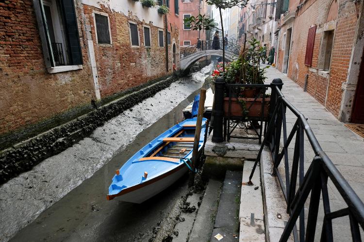 Seca na Itália faz gôndolas encalharem nos canais de Veneza (17 de fevereiro de 2023) - Manuel Silvestri/REUTERS - Manuel Silvestri/REUTERS