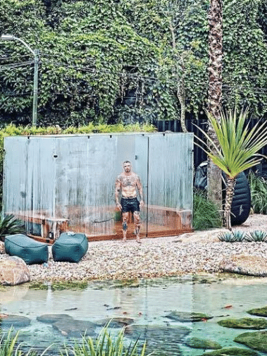 Felipe Titto impressiona ao mostrar casa com lago e geladeira inspirada nas  Kardashian - ISTOÉ Independente