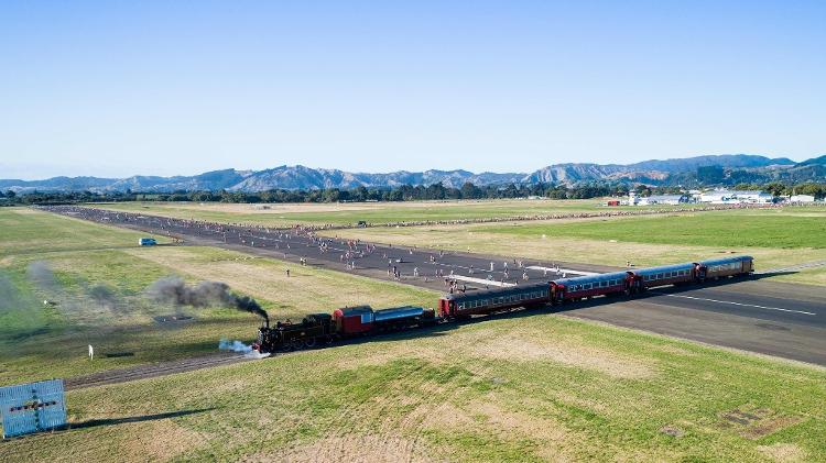 Aeroporto de Gisborne, na Nova Zelândia, durante um evento em que pessoas também foram permitidas na pista Aeroporto de Gisborne, na Nova Zelândia, durante um evento em que pessoas também foram permitidas na pista