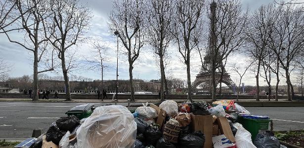 Os arredores da Torre Eiffel tomados por lixo em Paris 