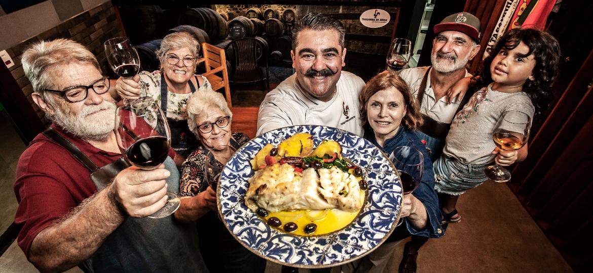  Família reunida: chef Danilo Ribeiro prepara a receita Bacalhau à Perfeição para o almoço de Páscoa - Fernando Moraes/UOL