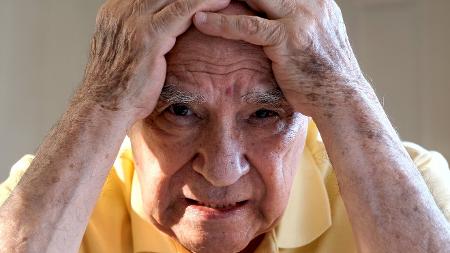 Homem, Idoso, velho, terceira idade, depressão, depressivo, pensativo, triste, reflexivo, demência, Alzheimer, tristeza - iStock - iStock