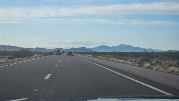 Rodovia US-93 tem paisagens com deserto e montanhas