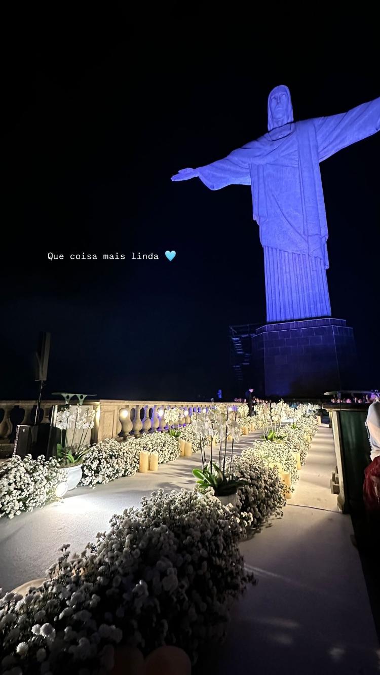 Cerimônia de renovação de votos de Michel Teló e Thais Fersoza aconteceu aos pés do Cristo Redentor