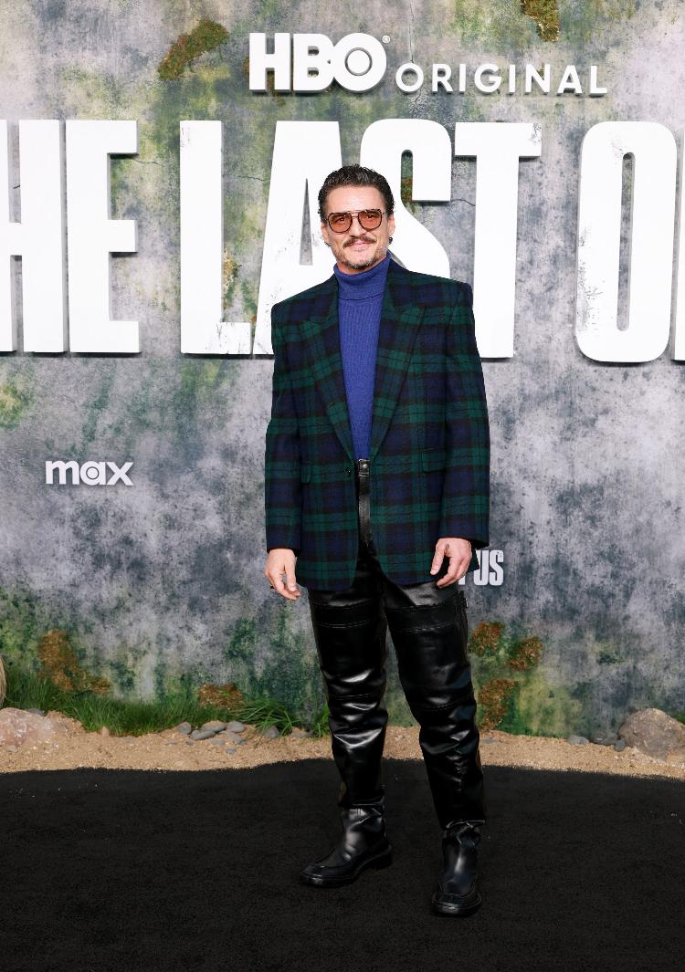 Pedro Pascal com bota over-the-knee da Saint Laurent na premiére da segunda temporada da série "The Last of Us" Pedro Pascal com bota over-the-knee da Saint Laurent na premiére da segunda temporada da série "The Last of Us"