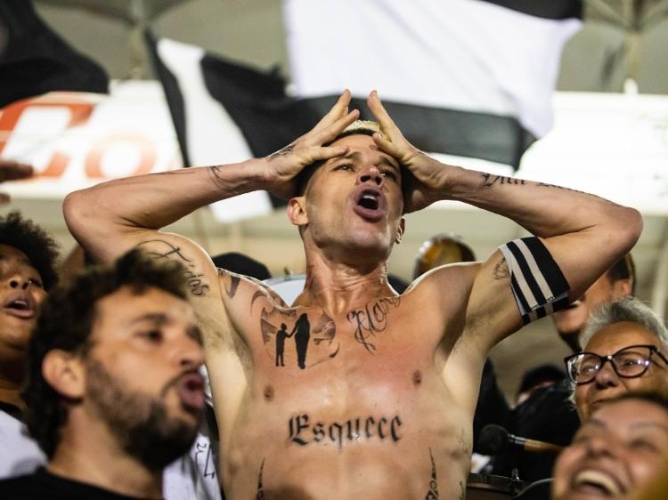 José Loreto como o jogador Matheus na série Jogo Cruzado José Loreto como o jogador Matheus na série Jogo Cruzado