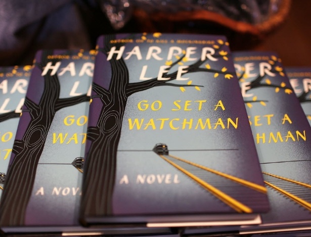 Exemplares de "Vá, Coloque um Vigia" ("Go Set a Watchman", no original em inglês), da autora Harper Lee, são expostos em uma livraria norte-americana - Joe Raedle/Getty Images/AFP