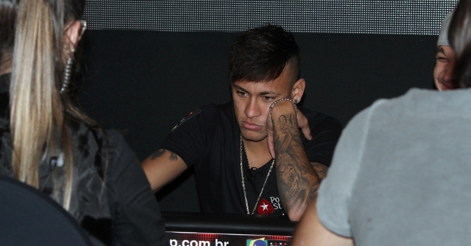 26.jul.2015 - Neymar mostra concentração ao jogar pôquer em torneio beneficente organizado por ele em prol do Instituto Projeto Neynar Jr.