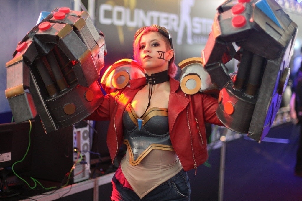 6.set.2015- Participante capricha no figurino para a final do concurso de Cosplay - Reinaldo Canato/UOL