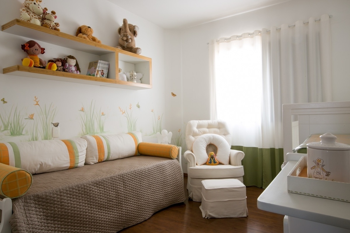 O quarto de uma menina, em tons de laranja, verde-claro, fendi e branco, é delicado para um bebê, mas pensado para acompanhar o crescimento dela por vários anos. "Deixamos o espaço central livre, para ter uma boa circulação e área de brincar ampla", explica a arquiteta Lucila Martens Bertoncello, do escritório Ambienta Arquitetura (www.ambientaarquitetura.com.br) - Lela Beltrão/Divulgação