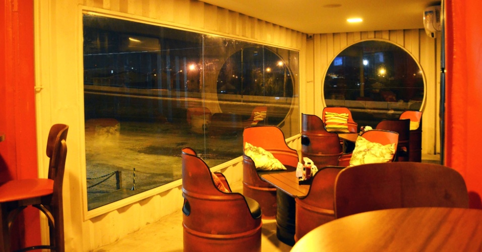 Conheça a maior choperia em contêineres do Brasil, em Paranaguá (PR