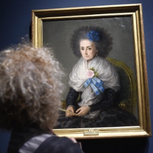 06.out.2015 - Visitante observa a obra "María Antonia Gonzaga, marquesa de Villafranca", do pintor espanhol Francisco de Goya - Facundo Arrizabalaga/EFE