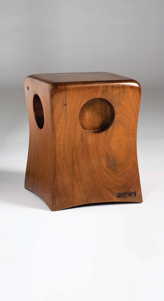 Feito de ipê-tabaco, o banco Cuca (27 cm x 27 cm x 37 cm) foi desenhado por Zanini de Zanine com madeira de reúso, proveniente de demolição - Divulgação