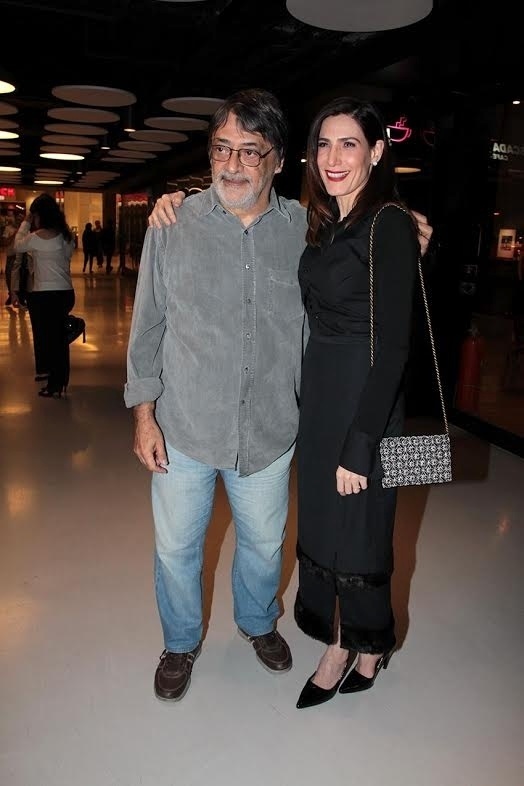 2.nov.2015 - O diretor do longa,Walter Lima Júnior, posa para fotos ao lado da atriz Virginia Cavendish na pré-estreia do longa - Amauri Nehn/Photo Rio News