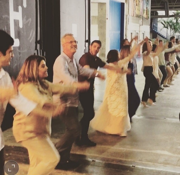 10.nov.2015 - Regina Duarte mostra foto da gravação da vinheta de final de ano da Globo. "Gravando com a maior emoção. Encontro delícia com os colegas", escreveu a atriz, que aparece fazendo a coreografia ao lado de artistas da emissora como Mateus Solano, Pedro Bial e Fabiana Karla - Reprodução/Instagram/reginaduarte