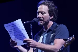 G1 - Pearl Jam vai doar US$ 100 mil para atingidos pela tragédia em Mariana  - notícias em Desastre Ambiental em Mariana