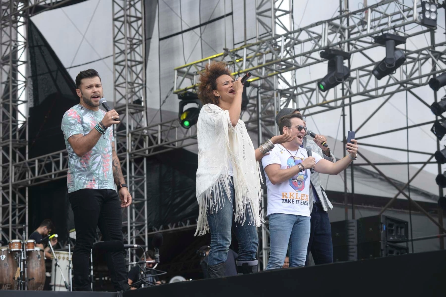 28.nov.2015 - A dupla Marcos & Belutti abrem o Palco Pop na tarde de sábado no Brahma Valley e convidam Luciana Mello e Jair Oliveira para uma pequena participação - Leo Marinho/Divulgação