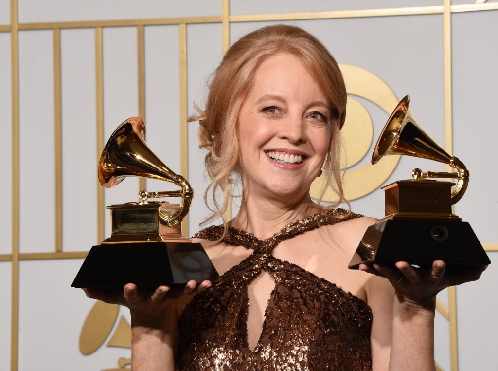 15.fev.2016 - A compositora americana Maria Schneider posa com os dois Grammys que levou na noite: o de melhor melhor arranjo, instrumentos e vocais, pela música "Sue (Or In A Season Of Crime)", lançada por David Bowie, e o de melhor álbum de grande conjunto de jazz, por "The Thompson Fields" - Mark Ralston/AFP