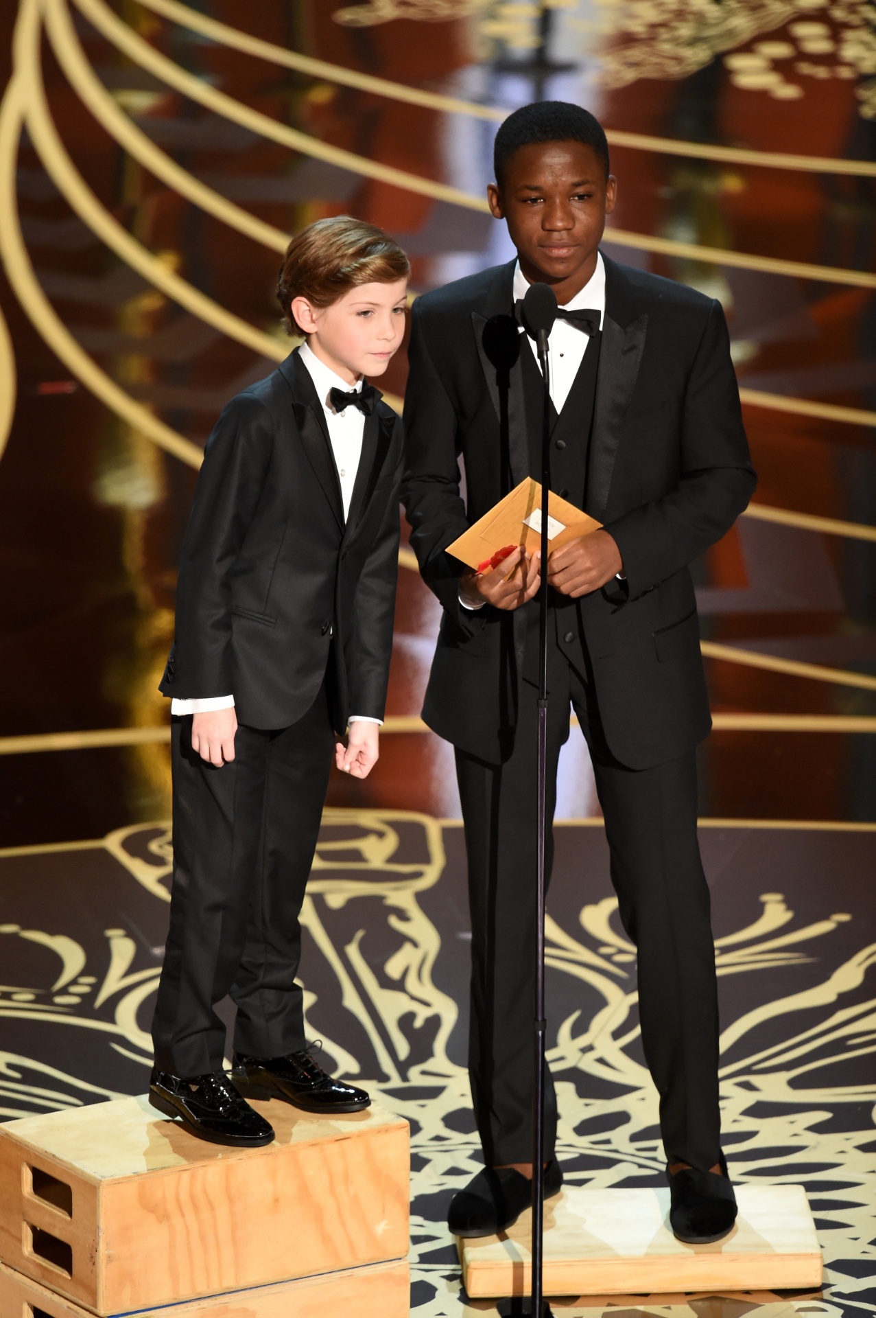 28.fev.2016 - Jacob Tremblay, de "O Quarto de Jack", e Abraham Attah, de "Beasts of No Nation", anunciam o vencedor de melhor curta em animação no Oscar 2016 - Kevin Winter/Getty Images